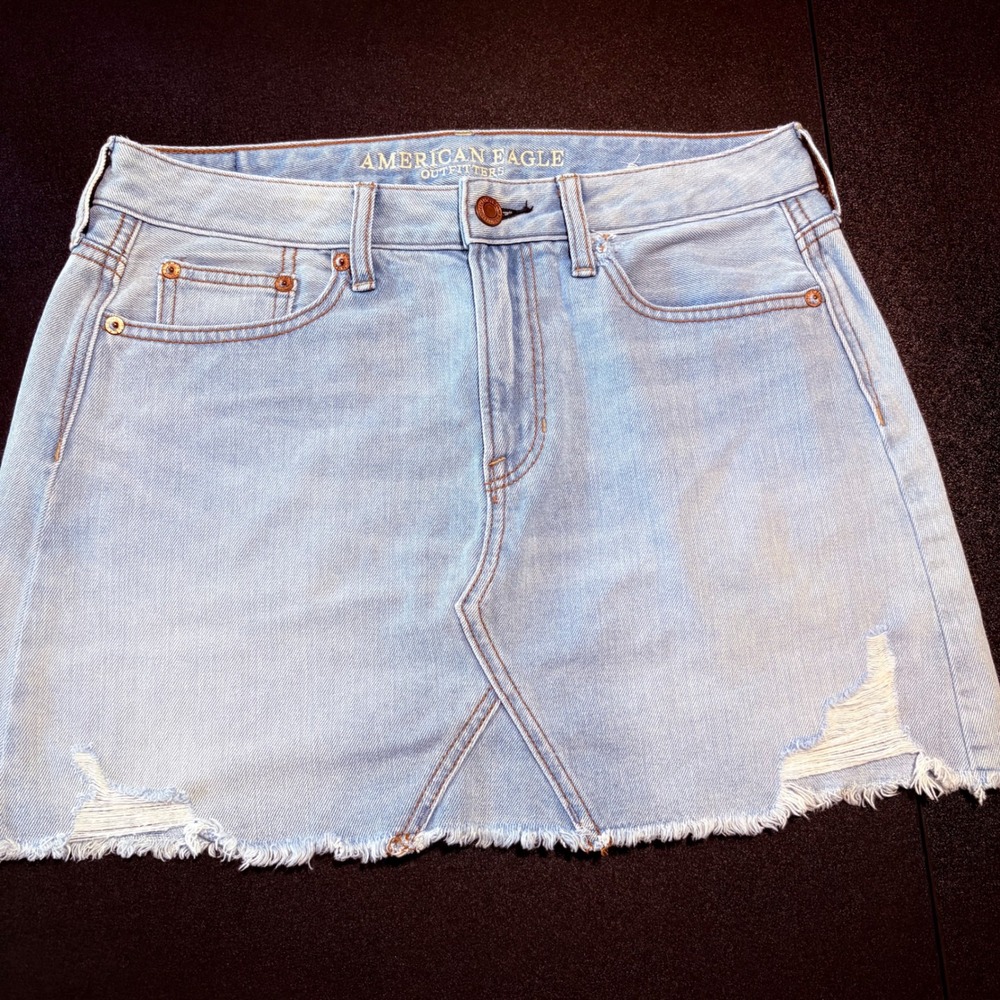 American Eagle denim skirt light-wash mini Distressed raw hem size 4 cotton